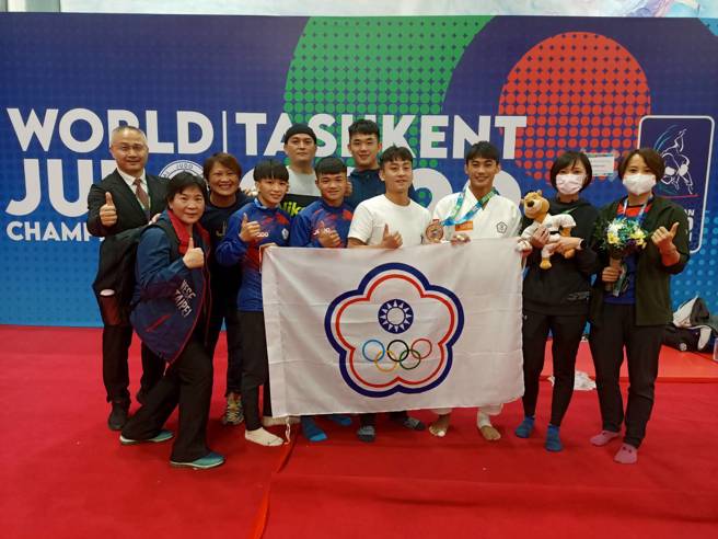 杨勇纬（右3）赛后与团队成员共享世锦赛铜牌荣耀，感谢大家的帮助。（传动数位整合行销有限公司提供）