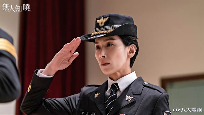 金瑞亨在剧中饰演女警界的传说，帅气短髮造型让女粉也直呼被掰弯。（八大提供）