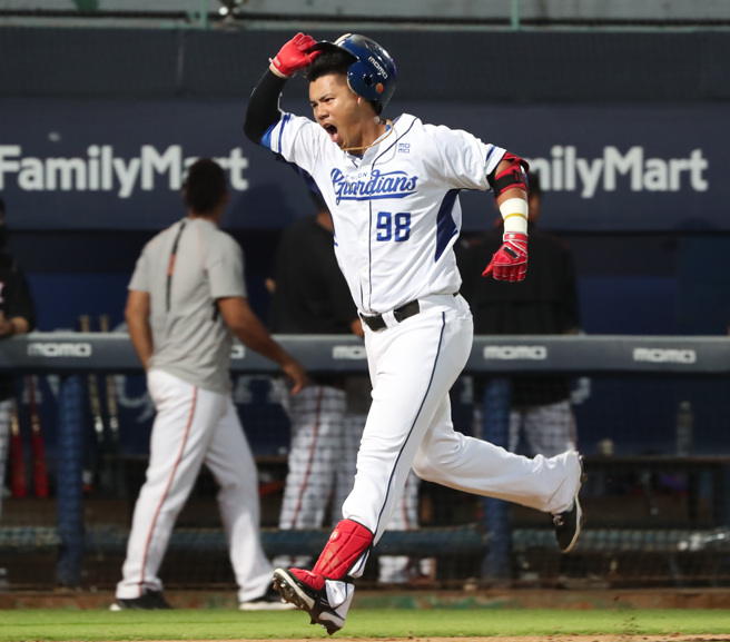 富邦悍将高国麟敲出代打再见满贯炮。（郑任南摄）