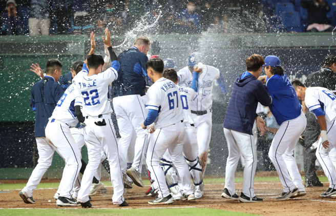 富邦悍将高国麟敲出代打再见满贯炮，队友上前洒水庆贺。（郑任南摄）