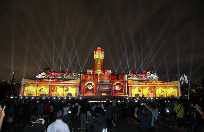 2022年国庆光雕展演「宝岛有光‧土地之爱」6日在蔡英文总统、副总统赖清德、庆筹会主委立法院长游锡堃、文总副会长江春男、郑丽共同点灯后正式开演，今年光雕展以巨型光雕投影在总统府建筑上，搭配超广角投影幕，用12分钟再现台湾国宝级世纪经典，一口气饱览25部知名电影，并透过8首歌曲向纪露霞、文夏及洪一峰等歌王歌后致敬。（刘宗龙摄）