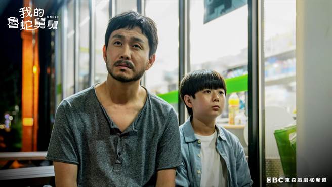 吴正世（左）与外甥李京勋爱斗嘴，却是彼此强而有力的家人。（东森提供）