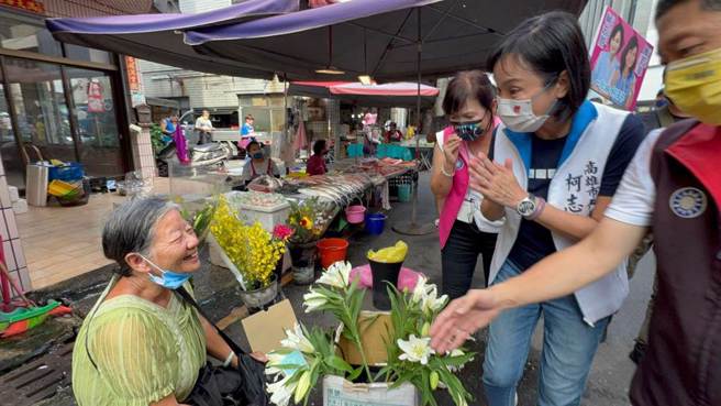 国民党高雄市长参选人柯志恩5日早上到大立（仁德）早市扫街。（资料照，柯宗纬摄）