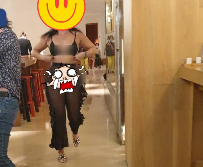 比基尼正妹穿着「阿拉伯风薄纱裤」，立刻引起远处2名阿嬷看得目不转睛。（翻摄自脸书爆废公社公开版）