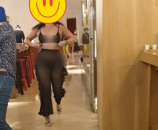 比基尼正妹穿着「阿拉伯风薄纱裤」，立刻引起远处2名阿嬷看得目不转睛。（翻摄自脸书爆废公社公开版）