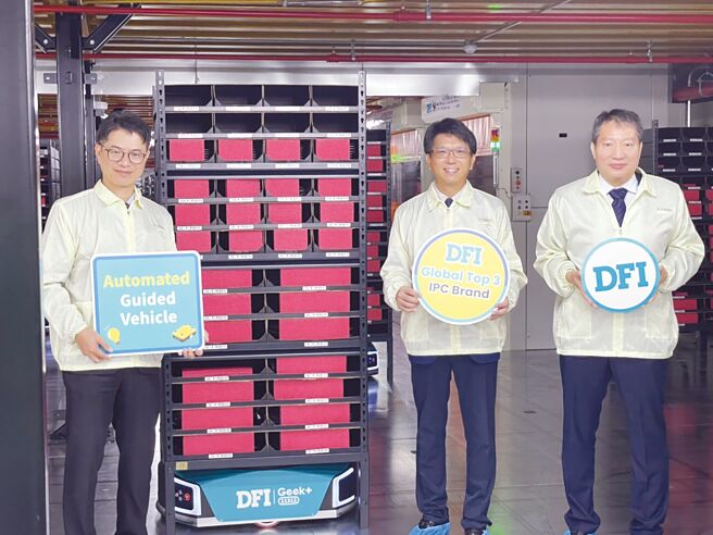 友通部署智慧制造解决方案，透过导入多项崭新的自动化设备，将桃园新厂房打造为智慧新工厂。左起为总经理苏家弘、副董事长李昌鸿、营运中心总经理詹信仲。图／袁颢庭
