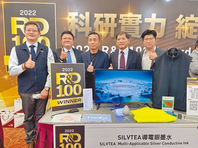 技转合作厂商三芳化学专员吴易儒（右起），与纺织所协理邱胜福及纺织所研发团队合影。图／李水莲