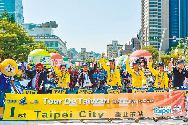 外贸协会秘书长王熙蒙（左二）与亚洲自由车总会副会长、环台赛大会执行长李开志等贵宾领骑，为选手加油喝采。图╱贸协提供