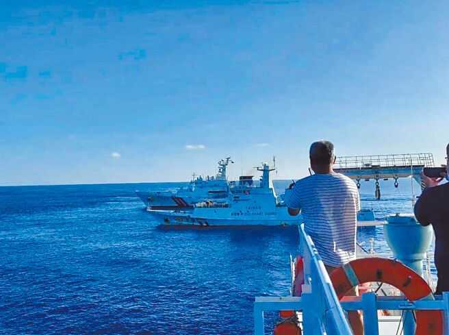 图为花莲舰9月29日为阻止日本舰艇骚扰新海研1号海洋研究船，阻挡在两舰之间，直到日舰离开。（翻摄自张竞脸书）