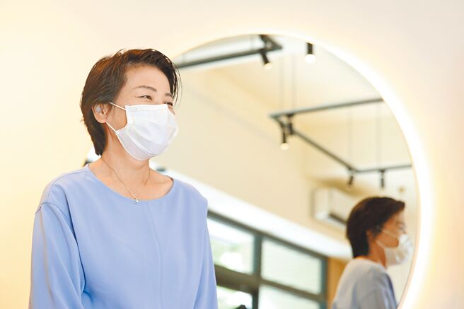 台北市长参选人黄珊珊（见图）5日举行「走访水源二三期—寻找黄珊珊分身」记者会，受访时民进党台北市长参选人陈时中自评防疫成绩85分一事表示，就像网友说的，若满分是1000分，陈时中不知道有没有80分。（杜宜谙摄）