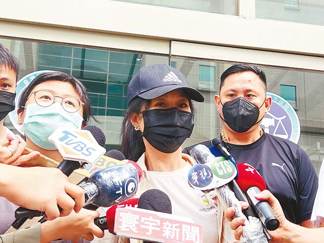 槍擊要犯張錫銘的妻子童玉如（中），希望社會大眾給她先生能為社會服務貢獻的機會。（洪榮志攝）