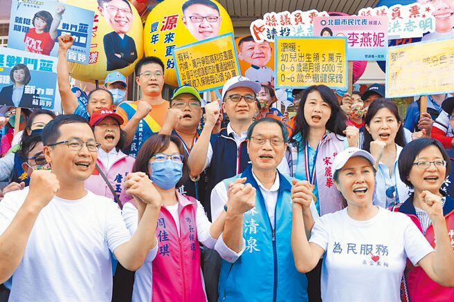 國民黨屏東縣長參選人蘇清泉（前排中）強調，他是醫師，治療病患從沒身分之分，治理縣政更是不分藍綠，只有人民的福祉才是他的首要考量。（謝佳潾攝）