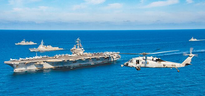 美國雷根號航母與南韓海軍船艦9月29日在朝鮮半島以東水域進行演習。（摘自美國印太司令部官網）