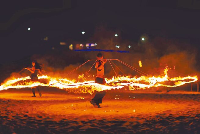 新北市农业局在金山与知名国际舞团火舞表演合作，传递金山特有「蹦火仔」捕鱼文化。（新北市农业局提供／叶德正新北传真）
