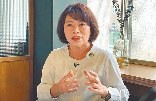 争取连任的嘉义市长黄敏惠强调，员工薪资比绿营执政成长。（廖素慧摄）