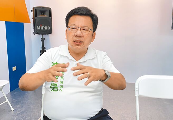 民进党嘉义市长参选人李俊俋批嘉义市经济就业不佳，受雇薪资低。（廖素慧摄）