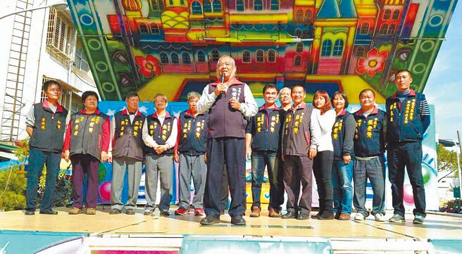 國民黨台南市議員張世賢（中）競選總部成立大會，將在8日早上9點於白河區國光路（白河區公所前）舉行。（摘自張世賢臉書／張毓翎台南傳真）