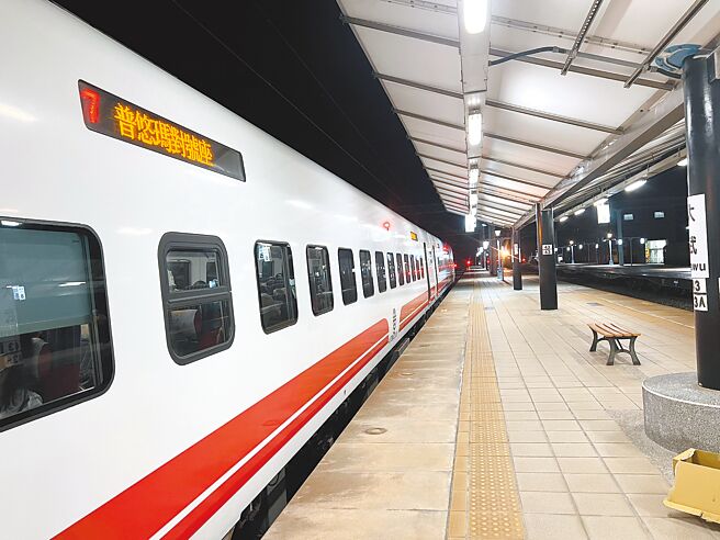 南迴铁路大武段电车线掉落，普悠玛列车停在月台上动弹不得。 （民眾提供／庄哲权台东传真）