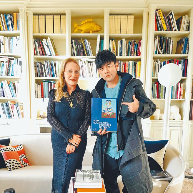 毕卡索孙女（左）将自己编辑的新书送给周杰伦。（杰威尔音乐提供）