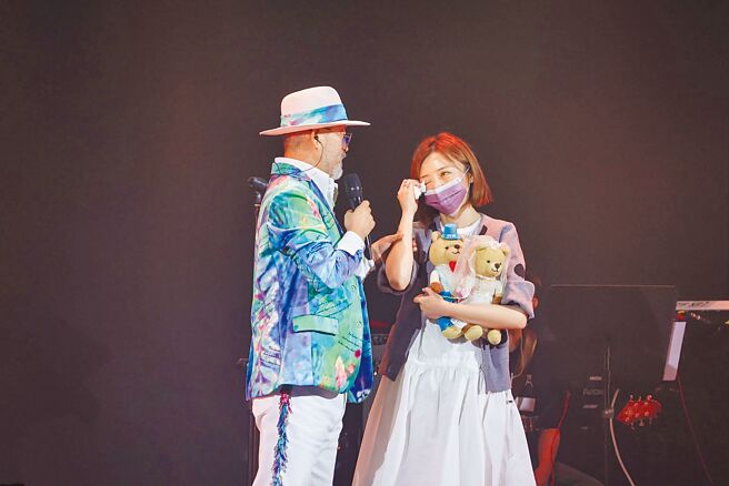 王瞳（右）昨在台上收到班铁翔夫妻合送的小熊新郎新娘布偶，感动得泪眼婆娑。（罗永铭摄）