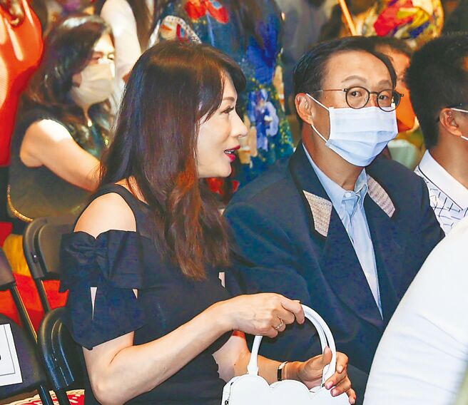 温翠苹（左）与教授男友Michael一起出席班铁翔演唱会。（罗永铭摄）