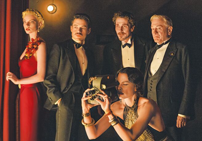 安雅泰勒乔伊（后排左起）、雷米马利克、克里斯汀贝尔、劳勃狄尼洛、玛格罗比（前排）共同飙戏。（迪士尼提供）