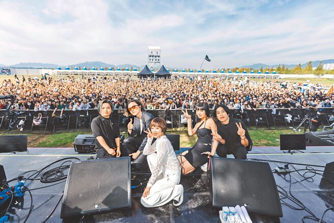 乐团「I Mean Us」日前赴釜山国际摇滚音乐节舞台开唱，现场吸引上千乐迷一起同乐。（新视纪整合行销提供）