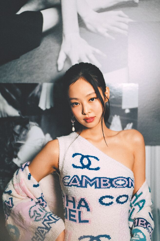 韩团BLACKPINK中有人间香奈儿称号的Jennie，这次毫无例外地前来朝圣2023品牌春夏大秀。（CHANEL提供）