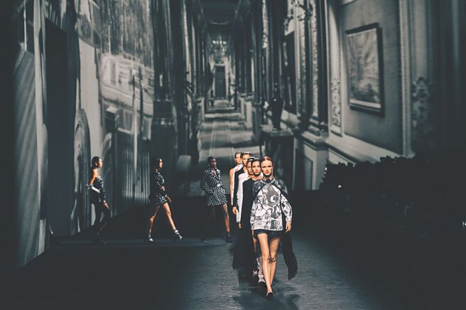 以电影为设计灵感的想法，除了呈现在服装上，背景的《去年在马伦巴》剪影早已道尽一切。（CHANEL提供）