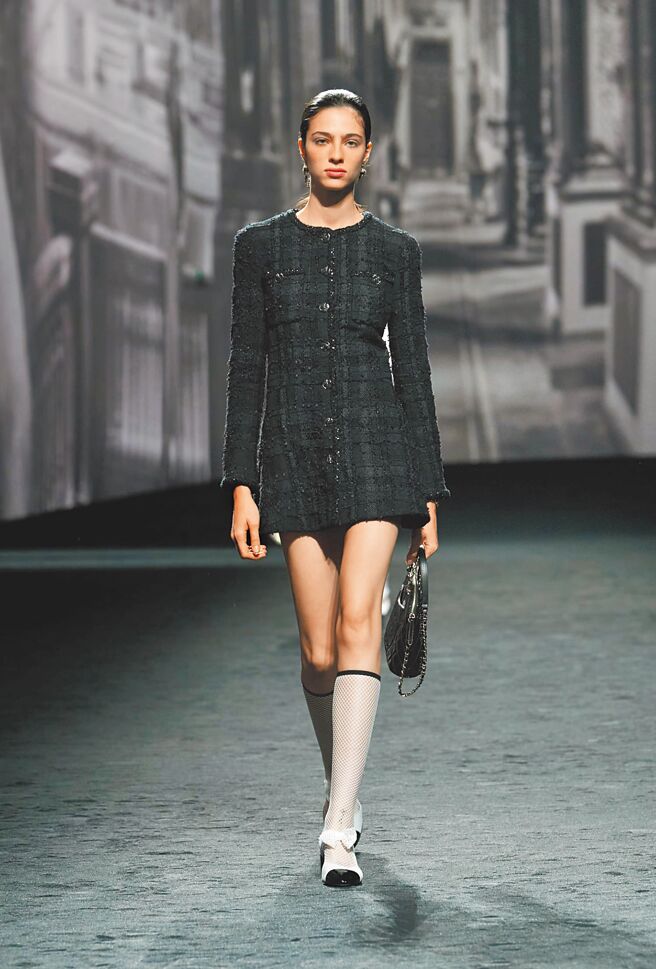 CHANEL经典的黑与白，道尽了法式优雅的神髓。（CHANEL提供）