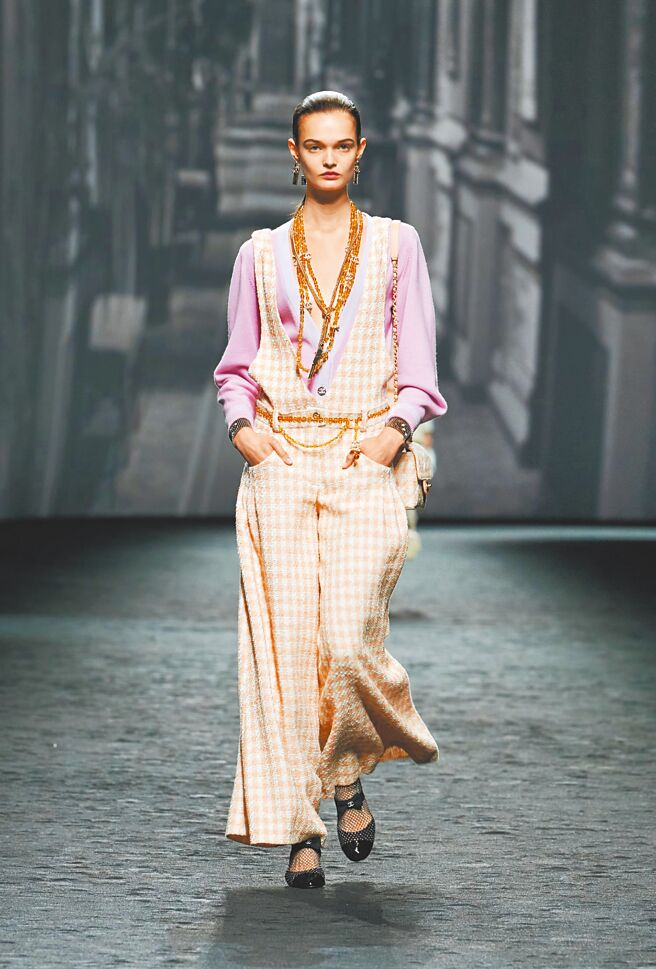 宽松俐落的背心与长裤，展现了CHANEL女性独有的自信优雅。（CHANEL提供）