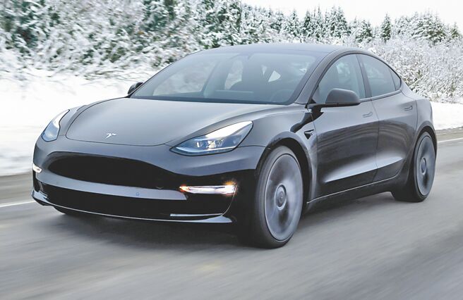 Global Mall周年庆祭「超级点数大乐透」，会员扣点数30点即抽价值175万元的特斯拉Tesla Model 3。（Global Mall提供）