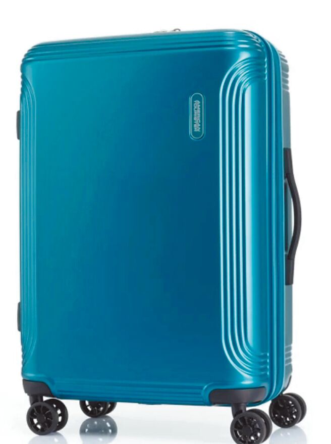 Global Mall板桥车站店推出Samsonite环保蓝绿色行李箱25吋，原价5500元，优惠价3575元。（Global Mall提供）