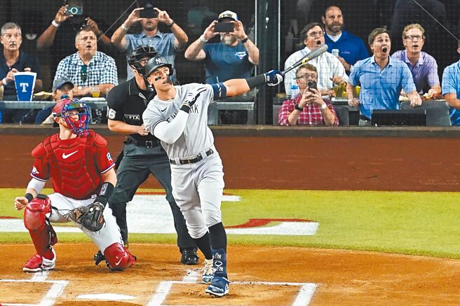 洋基「法官」贾吉目送他的第62轰飞出左外野墙外。（美联社）