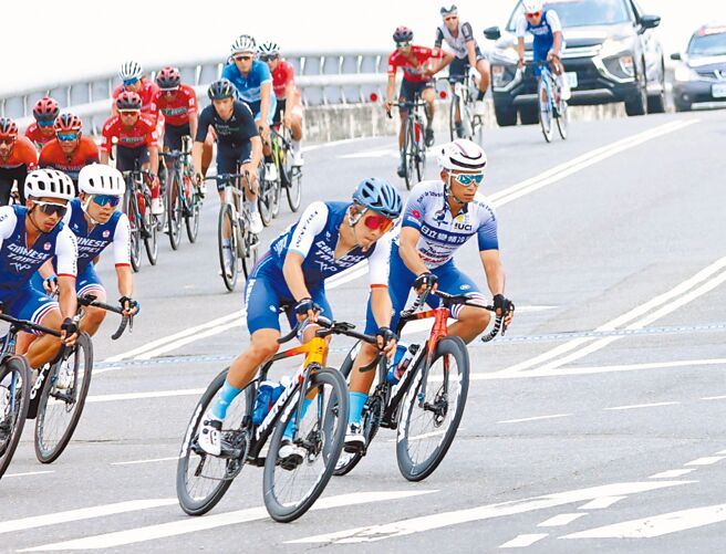 中华队一哥冯俊凯（右）在自由车环台赛第4天高雄站结束后依旧稳穿亚洲冠军蓝衫，朝2连霸迈进。（圆创运动行销有限公司提供）