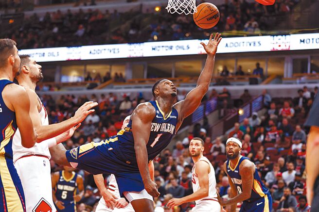 鵜鶘「狀元郎」錫安威廉森（右）瘦身成功，在熱身賽表現精彩。（路透）