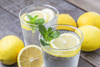 檸檬鹽水可清腸解便秘？醫師警告：當心1臟器受損