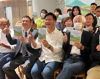 林佳龍發表觀光書籍 業界：沒他台灣旅宿業者恐倒一半