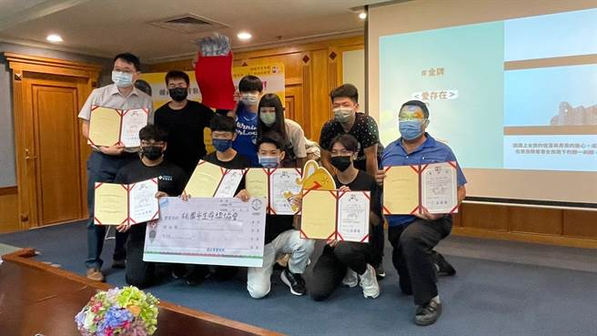 桃园市生命线广发英雄帖邀青少年拍片宣传，希望能及时拉住即将殒落的年轻生命。(生命线提供／蔡依珍桃园传真)