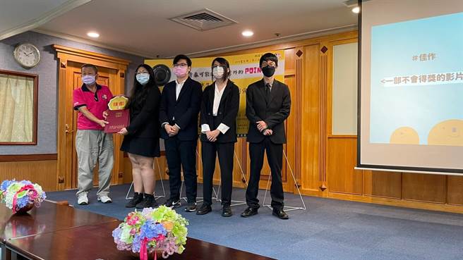 桃园市生命线广发英雄帖邀青少年拍片宣传，希望能及时拉住即将殒落的年轻生命。(生命线提供／蔡依珍桃园传真)