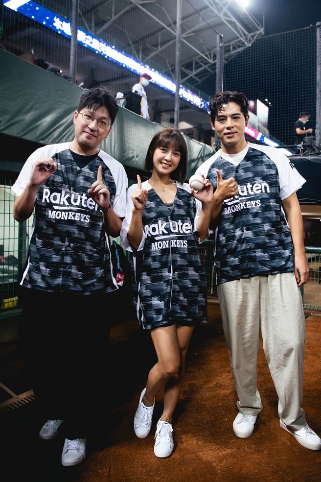 詹朴（左起）、大元、江健榆在樂天桃園棒球場合體。（APUJAN提供）