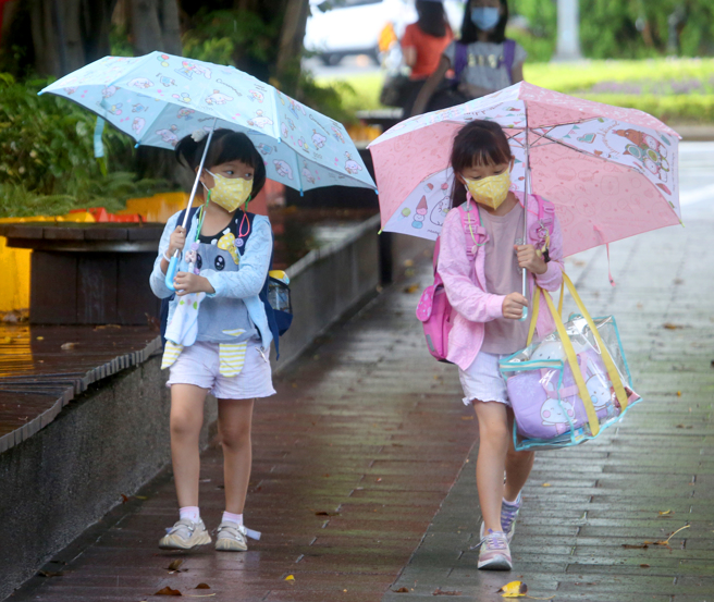 东北季风甩尾，中央气象局持续发布豪、大雨特报。（陈君玮摄）