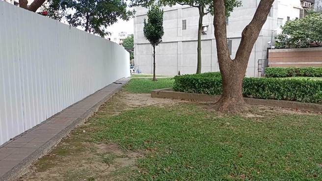 男陈尸桃园区温州公园疑被「丢包」。(蔡依珍摄)