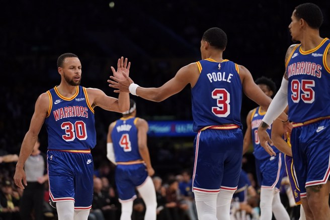 柯瑞(左)不认为普尔在今年训练营行为出现任何变化。(美联社资料照)