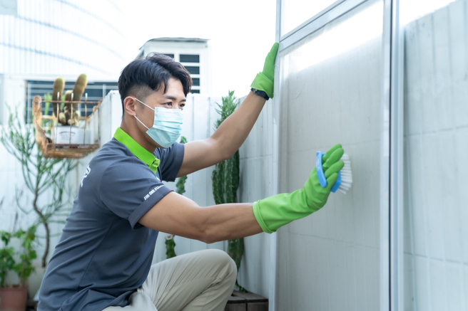 大扫除的重点之一为布满灰尘污垢的窗户。（图/信义居家提供）