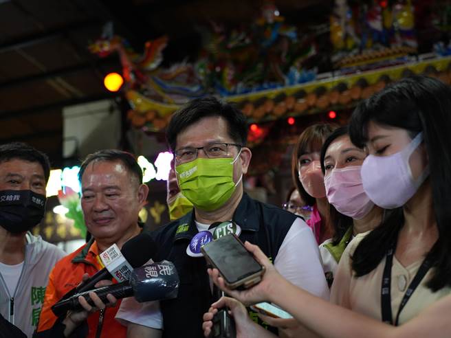 针对民进党新北市长林佳龙昨日受访时提到「治安问题是年轻人自我放弃」，他7日还原当天说法，强调是指年轻人很辛苦，希望施政方向可以帮助年轻人在新北市成家立业。(黄敬文摄)