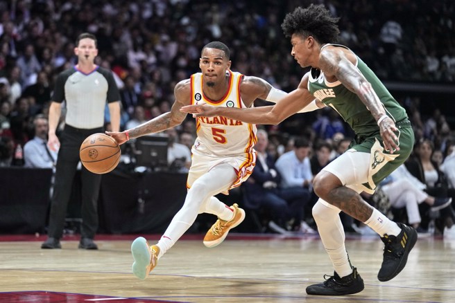 老鹰后卫穆雷(左)运球突破对方的防线。(美联社)