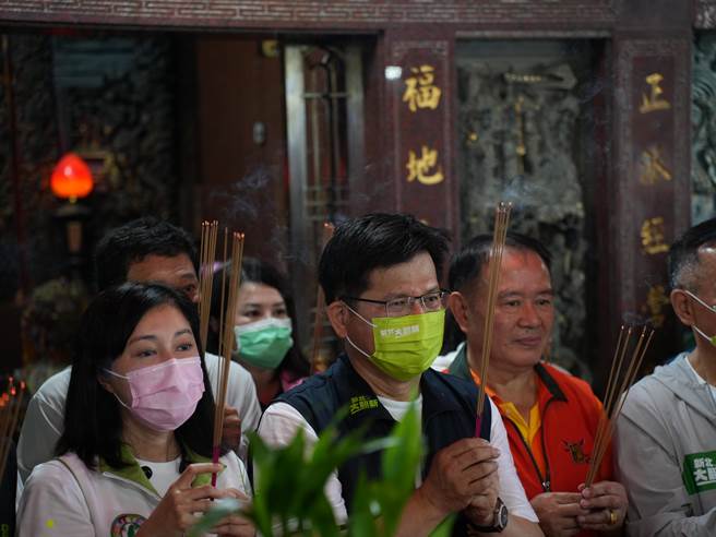 针对新北市三重警打人事件，民进党新北市长参选人林佳龙7日批新北市长侯友宜施政无情，不但争功诿过，认错也只会口头说说，自许是警察市长却无法让新北市民安居乐业，「这是一个有承担的市长吗？」。(黄敬文摄)