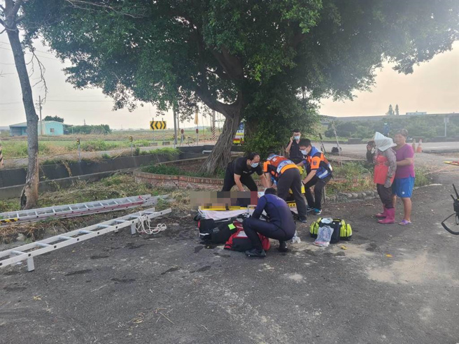 警消将男子救起时已无呼吸心跳，送医后抢救回来。（民眾提供／李俊淇台南传真）