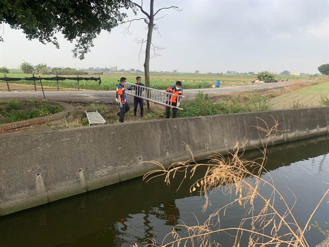 警消下梯进入大排将男子救起。（民眾提供／李俊淇台南传真）